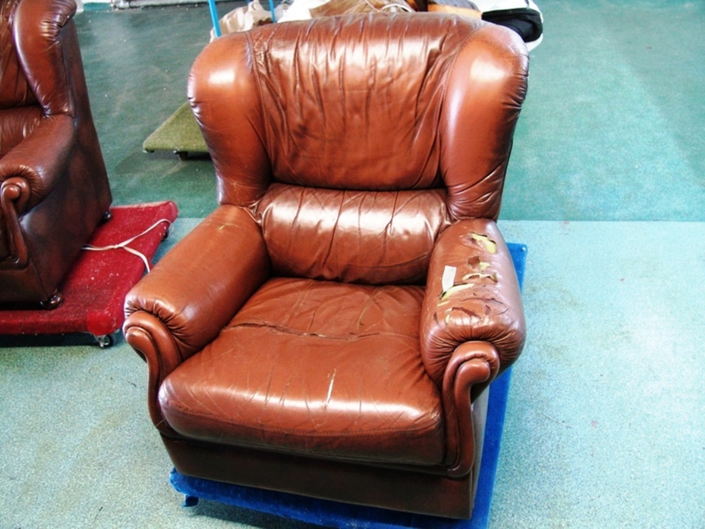 Renowacja mebli skórzanych - przed naprawą
