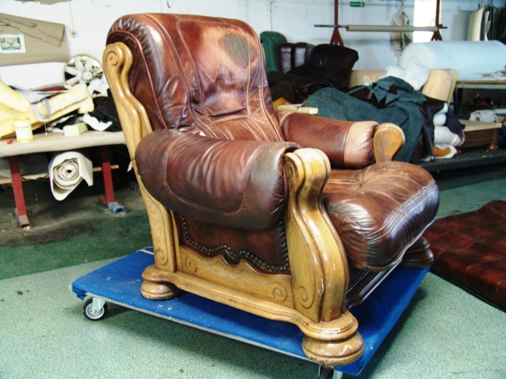 Renowacja mebli skórzanych - przed naprawą