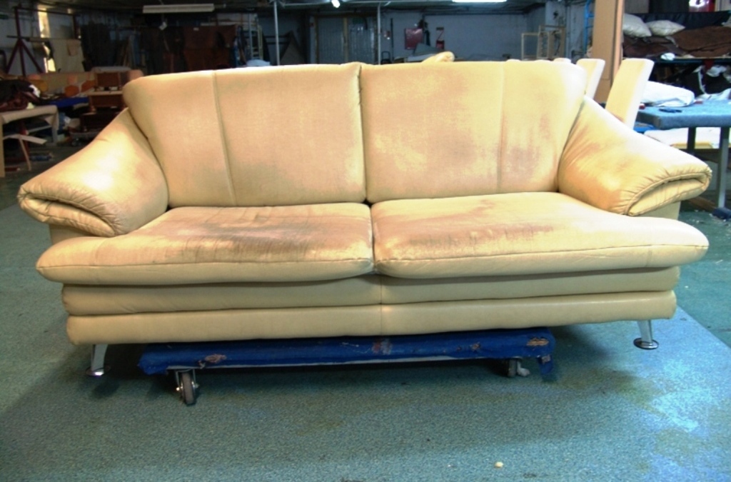 Renowacja mebli skórzanych - przed naprawą